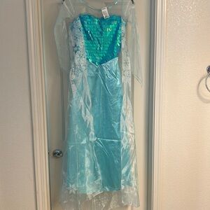 Disney Frozen women Elsa costume size small never worn
